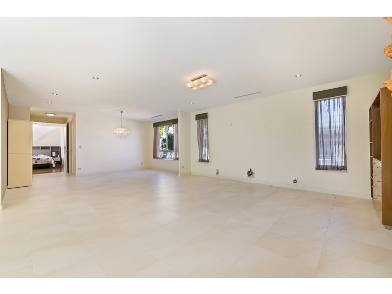 124 Stanhill Drive, Surfers Paradise QLD 4217
