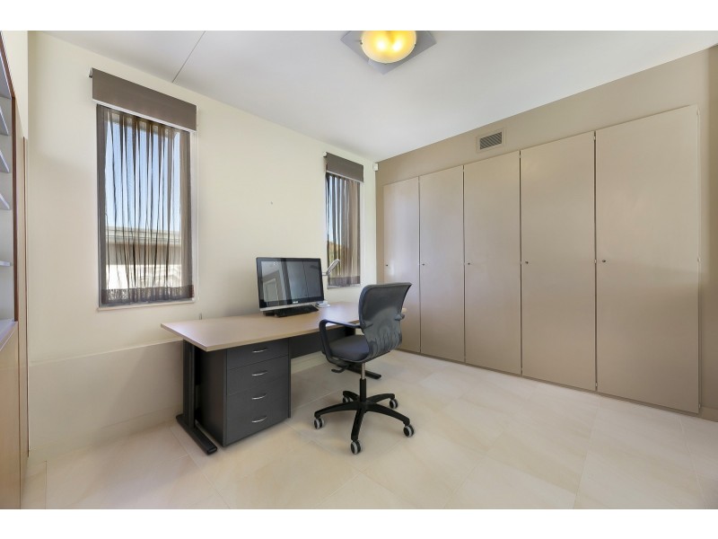 124 Stanhill Drive, Surfers Paradise QLD 4217