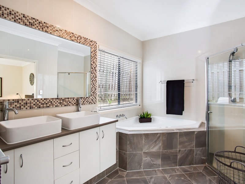 10 Magenta Drive, Varsity Lakes QLD 4227