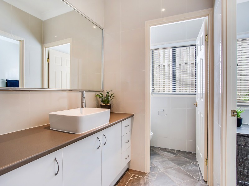 10 Magenta Drive, Varsity Lakes QLD 4227