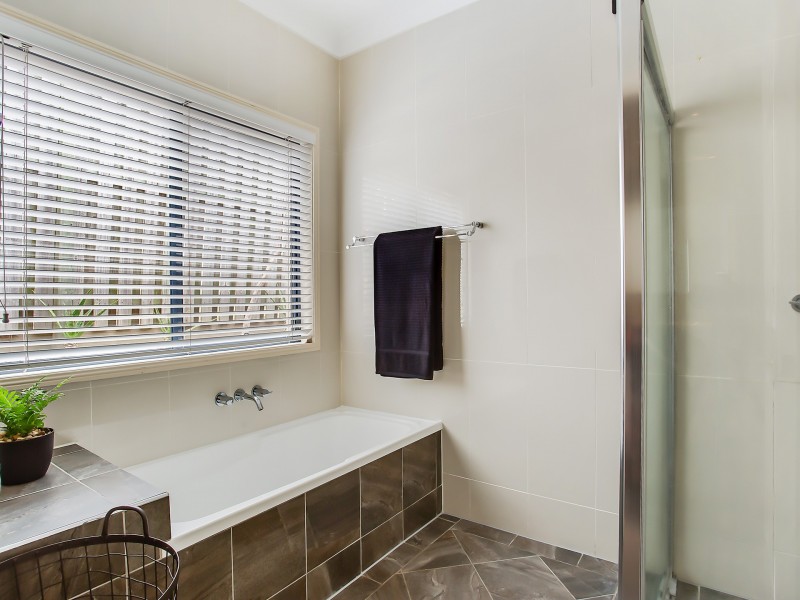 10 Magenta Drive, Varsity Lakes QLD 4227