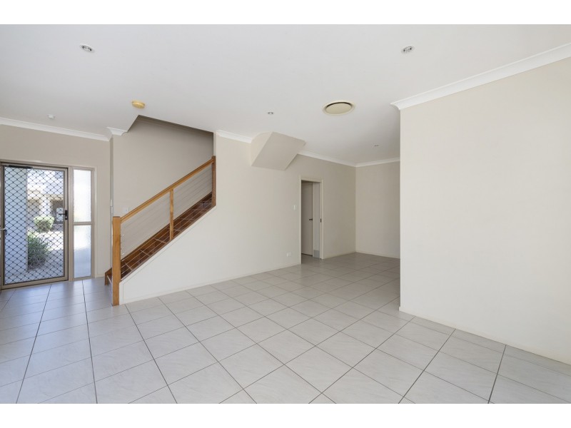 5/2 Weir Drive, Upper Coomera QLD 4209