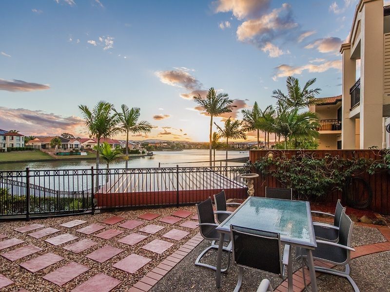 3/2 Beachcomber Court, Burleigh Waters QLD 4220