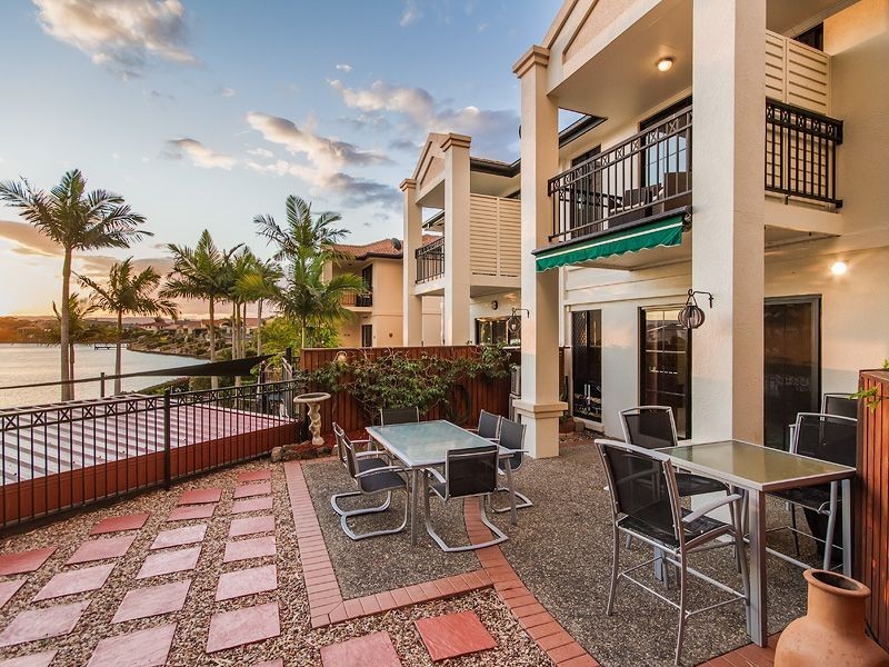 3/2 Beachcomber Court, Burleigh Waters QLD 4220