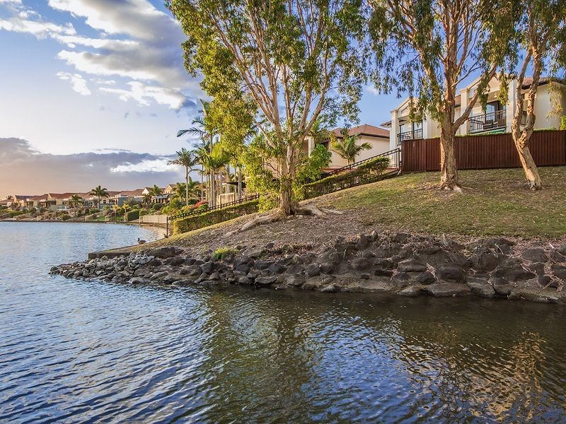 3/2 Beachcomber Court, Burleigh Waters QLD 4220