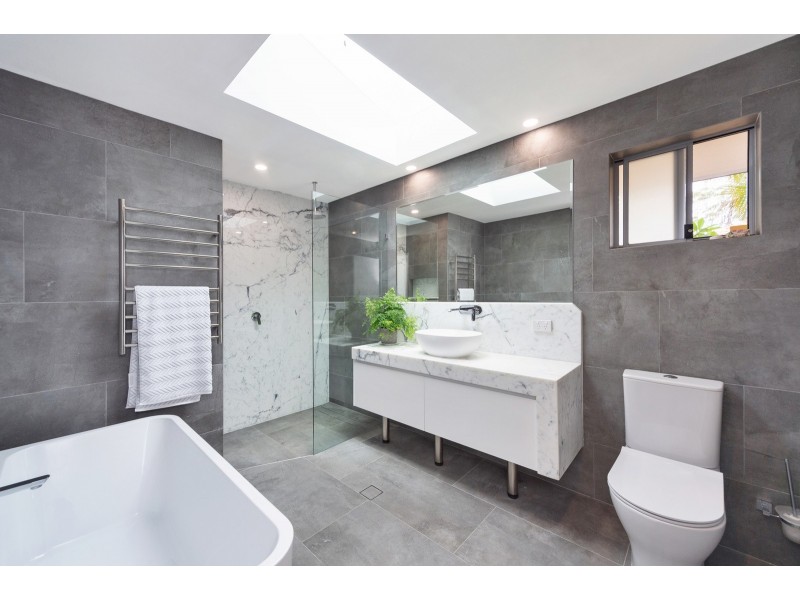 46 Fairsky Avenue, Mermaid Waters QLD 4218