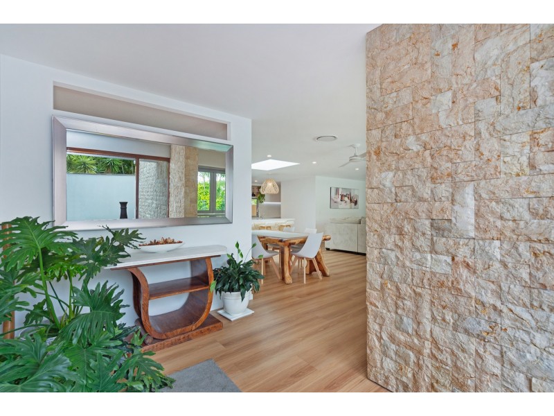 46 Fairsky Avenue, Mermaid Waters QLD 4218