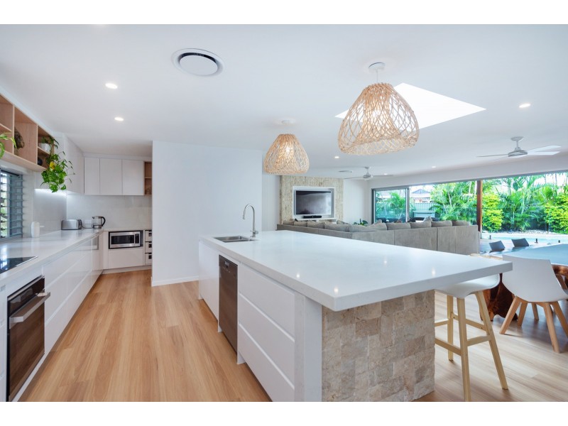 46 Fairsky Avenue, Mermaid Waters QLD 4218