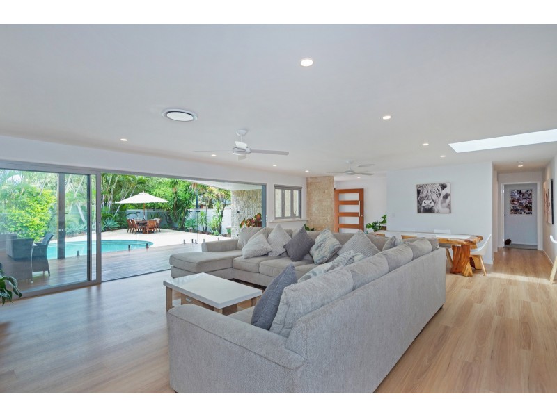 46 Fairsky Avenue, Mermaid Waters QLD 4218