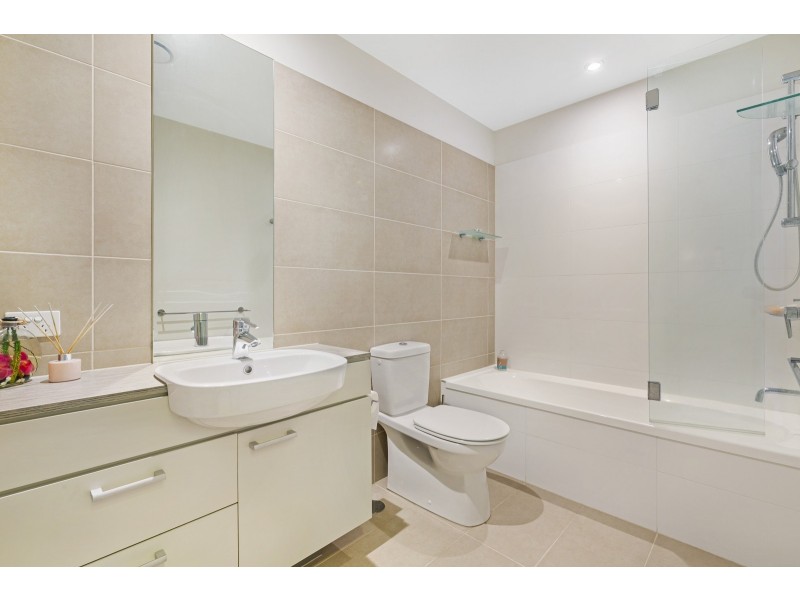 1/38 Riverwalk Avenue, Robina QLD 4226