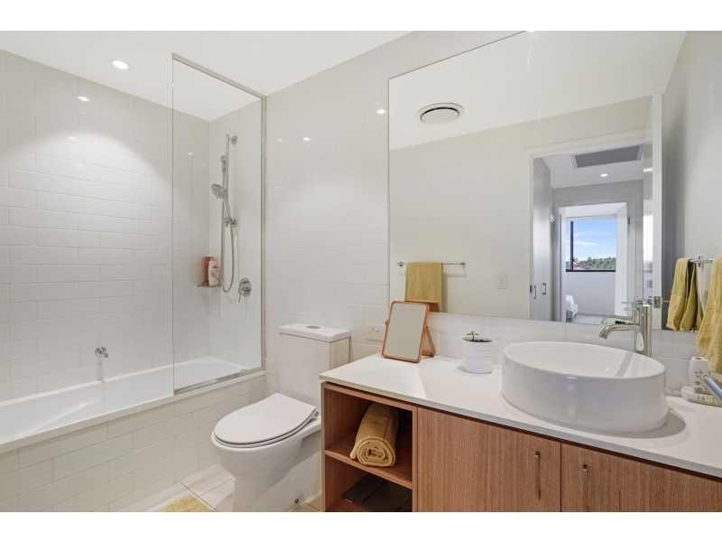 202/112 Palm Meadows Drive, Carrara QLD 4211