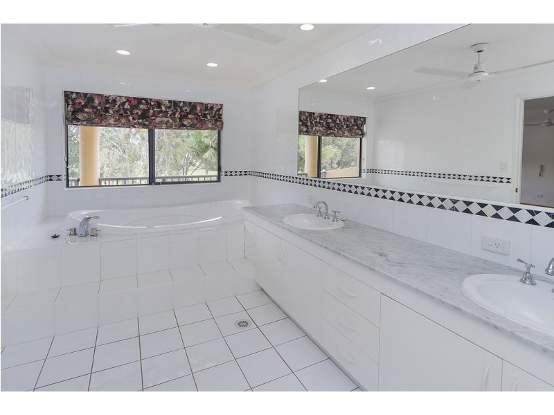 6/125 Santa Cruz Boulevard, Clear Island Waters QLD 4226