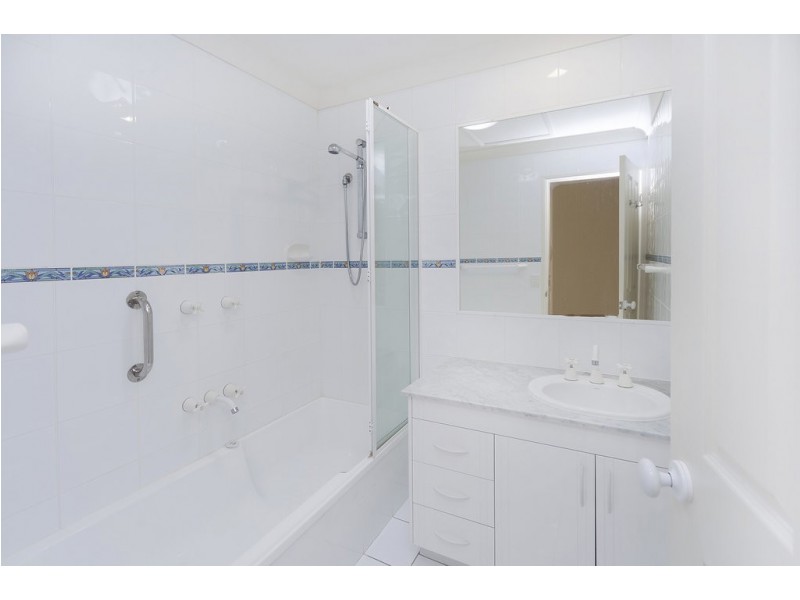 6/125 Santa Cruz Boulevard, Clear Island Waters QLD 4226