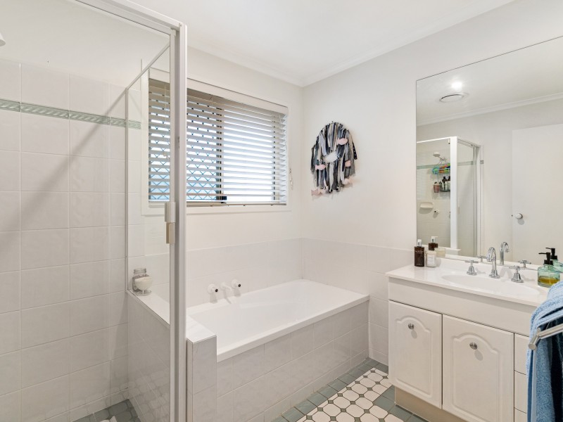 37 Warbler Parade, Varsity Lakes QLD 4227