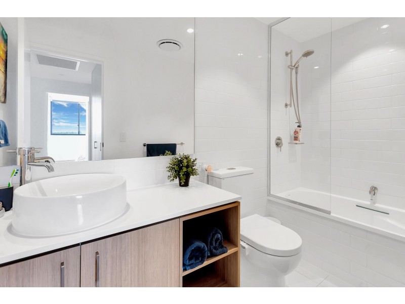 304/112 Palm Meadows Drive, Carrara QLD 4211