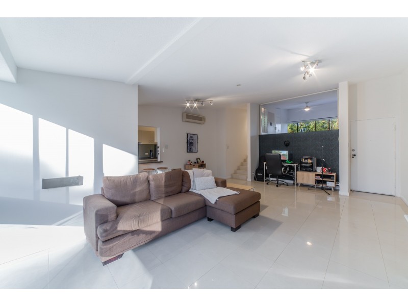11/32-34 Rudd Street, Broadbeach Waters QLD 4218