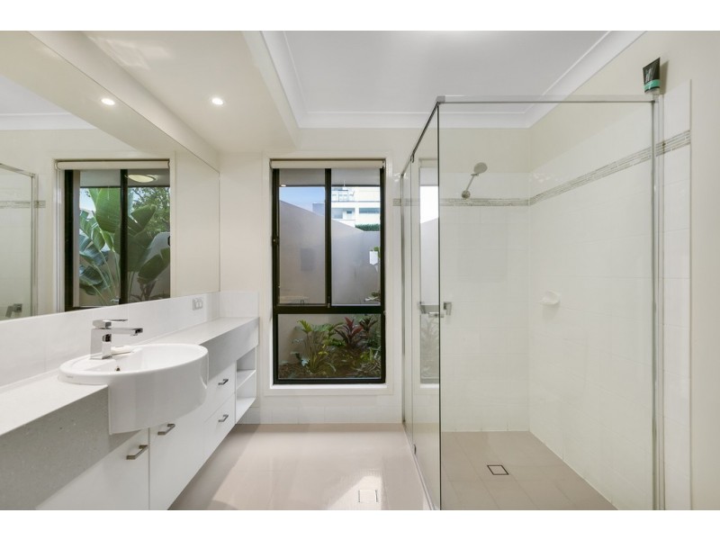 60 Sea Eagle Drive, Burleigh Waters QLD 4220