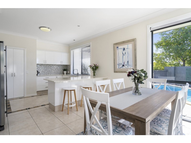 2 Magenta Drive, Varsity Lakes QLD 4227