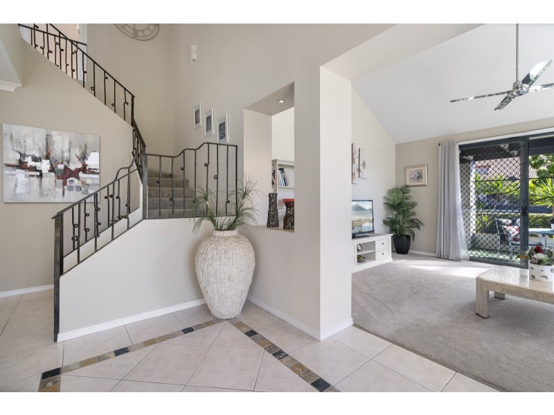 2 Magenta Drive, Varsity Lakes QLD 4227