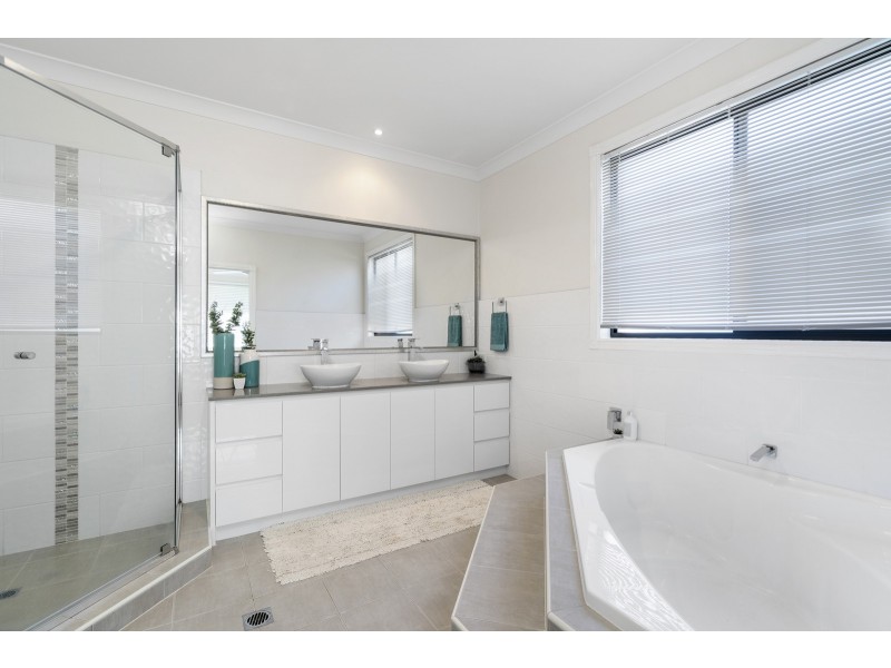 2 Magenta Drive, Varsity Lakes QLD 4227