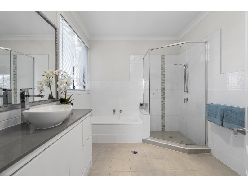 2 Magenta Drive, Varsity Lakes QLD 4227