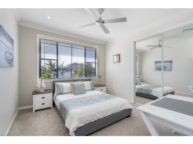 2 Magenta Drive, Varsity Lakes QLD 4227