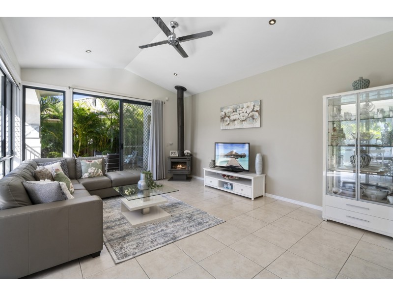 2 Magenta Drive, Varsity Lakes QLD 4227