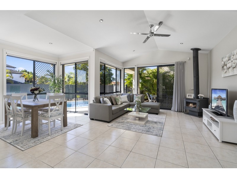 2 Magenta Drive, Varsity Lakes QLD 4227