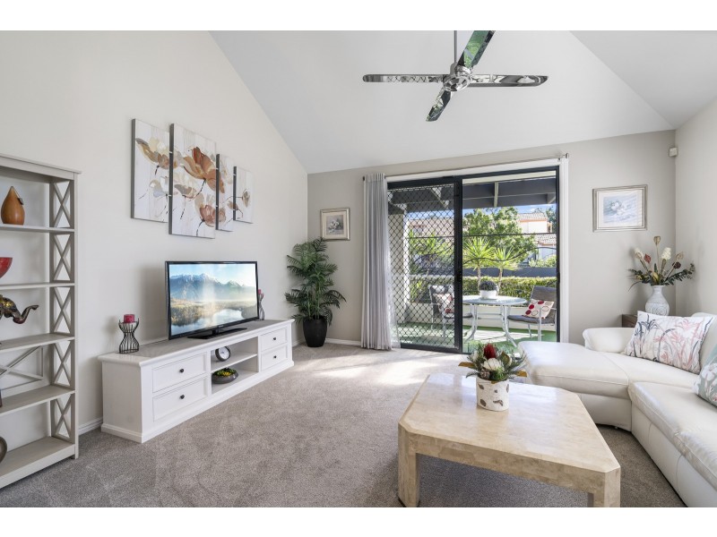 2 Magenta Drive, Varsity Lakes QLD 4227