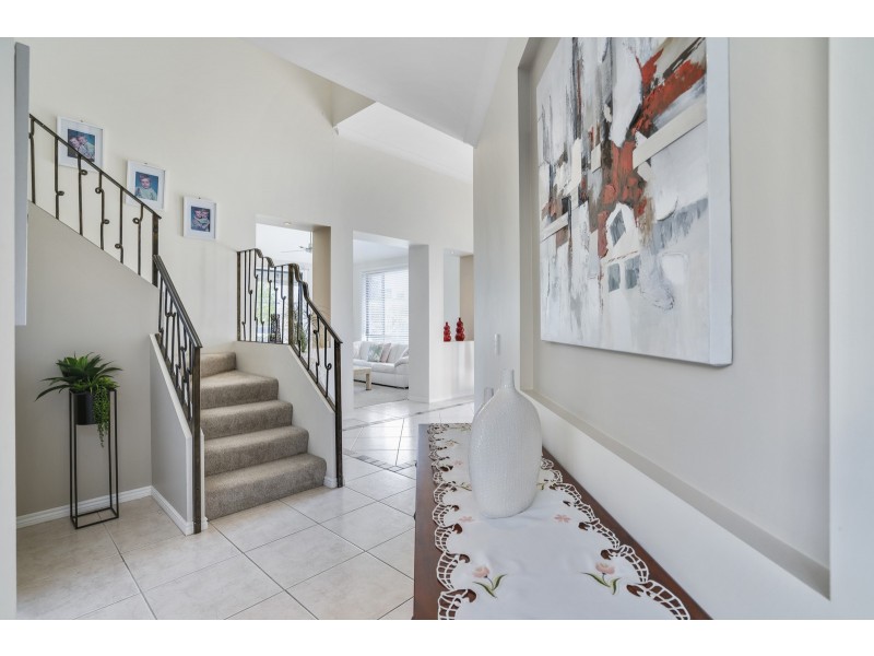 2 Magenta Drive, Varsity Lakes QLD 4227