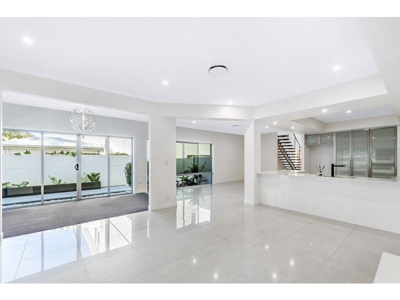 8004B Vista Drive, Benowa QLD 4217