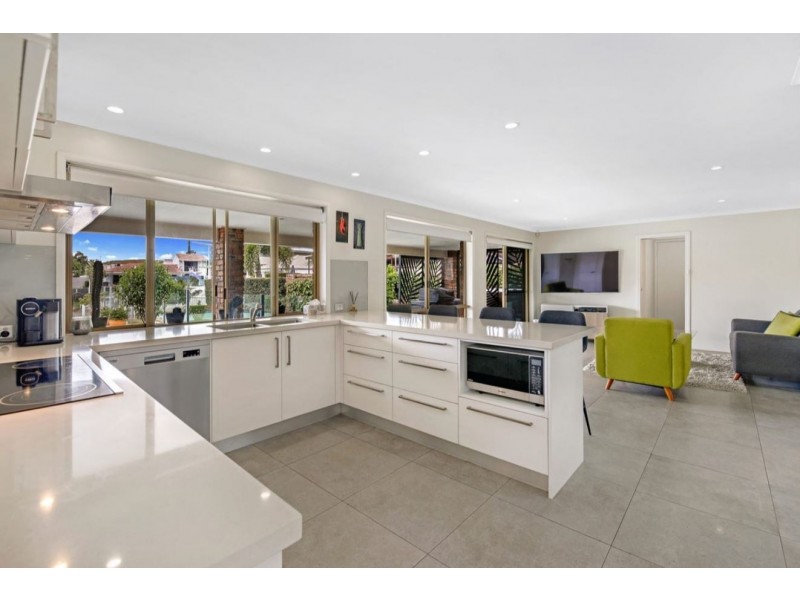3 Seaspray Street, Paradise Point QLD 4216