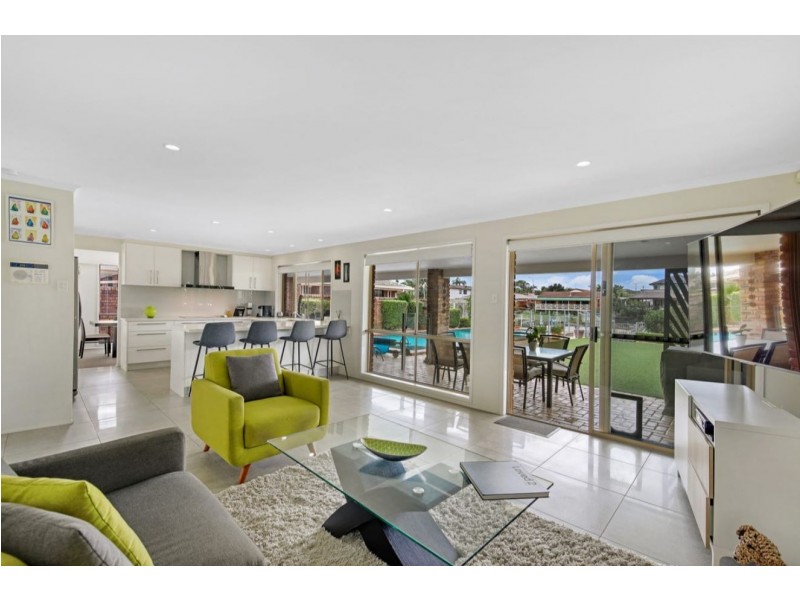 3 Seaspray Street, Paradise Point QLD 4216