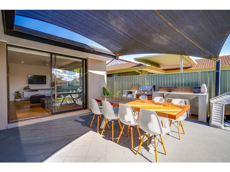 2/8 Wagtail Court, Burleigh Waters QLD 4220