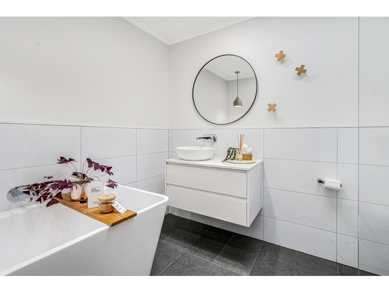 2/8 Wagtail Court, Burleigh Waters QLD 4220