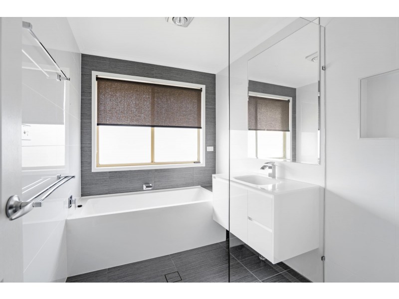 Three Seaspray Street, Paradise Point QLD 4216