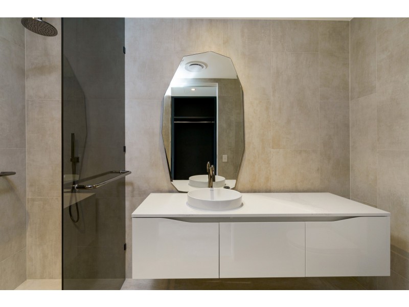 Level 10/11 Lakeview Boulevard, Mermaid Waters QLD 4218