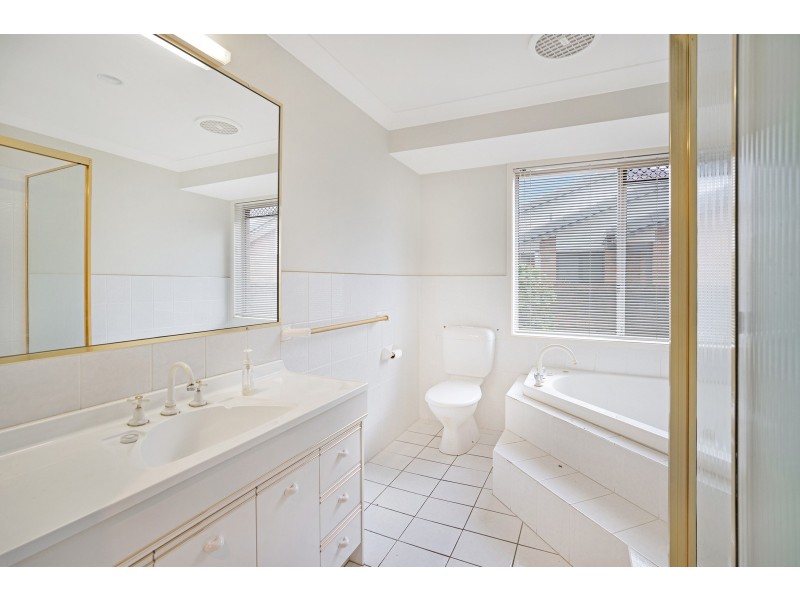4 Wedgebill Parade, Burleigh Waters QLD 4220