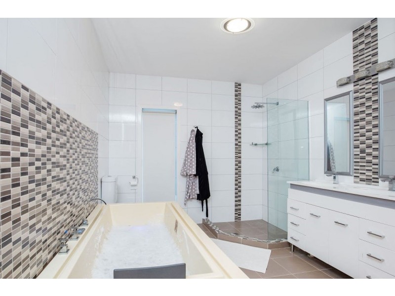 5 Tara Vista Boulevard, Highland Park QLD 4211