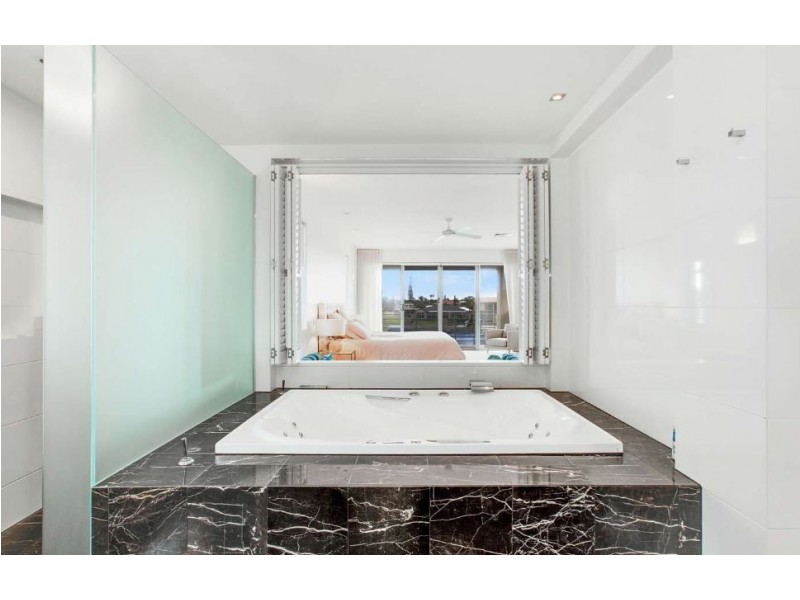 291 Monaco Street, Broadbeach Waters QLD 4218