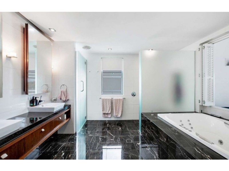 291 Monaco Street, Broadbeach Waters QLD 4218