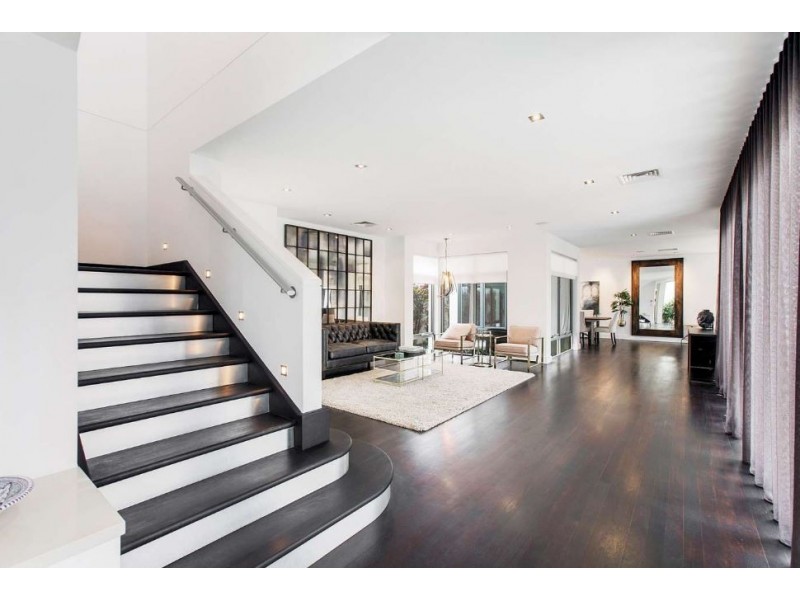 291 Monaco Street, Broadbeach Waters QLD 4218