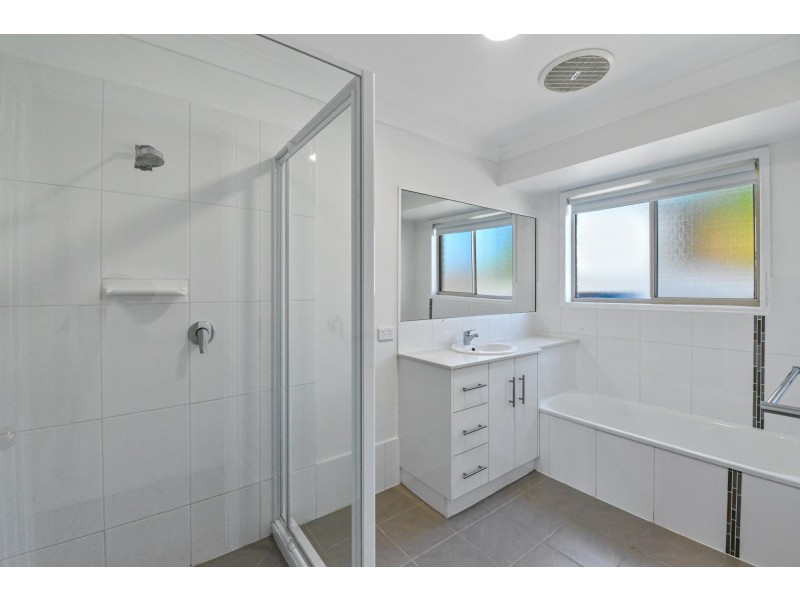 8 Tavuzzi Terrace, Edens Landing QLD 4207