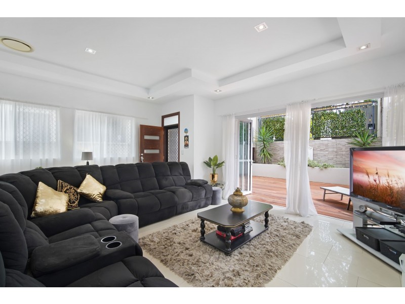 2/23 Andromeda Parade, Robina QLD 4226