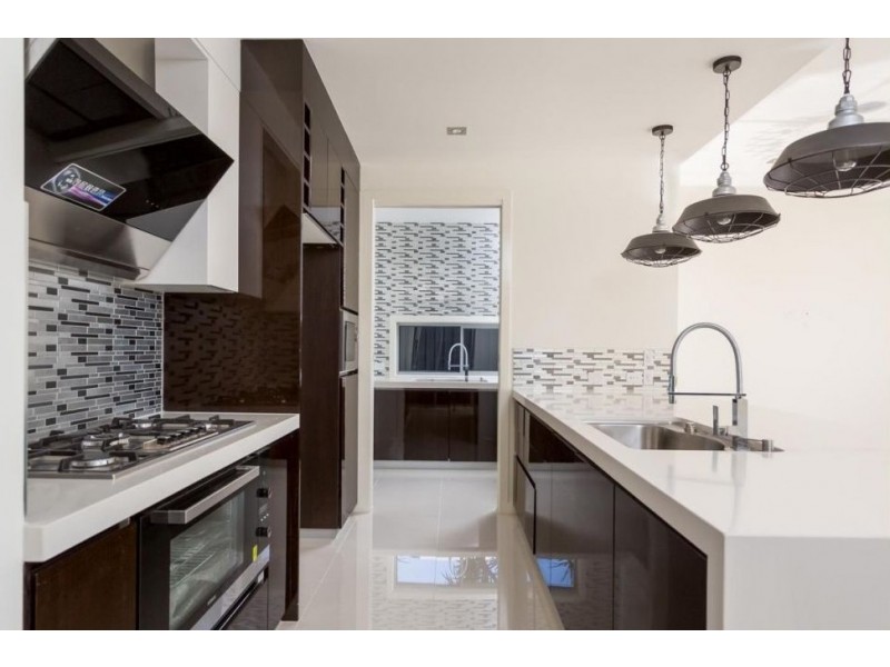 40 Avanti Street, Mermaid Waters QLD 4218