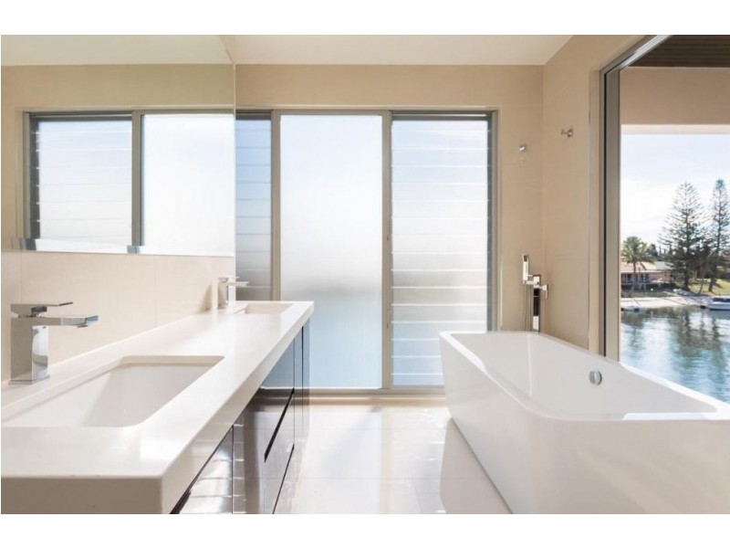 40 Avanti Street, Mermaid Waters QLD 4218