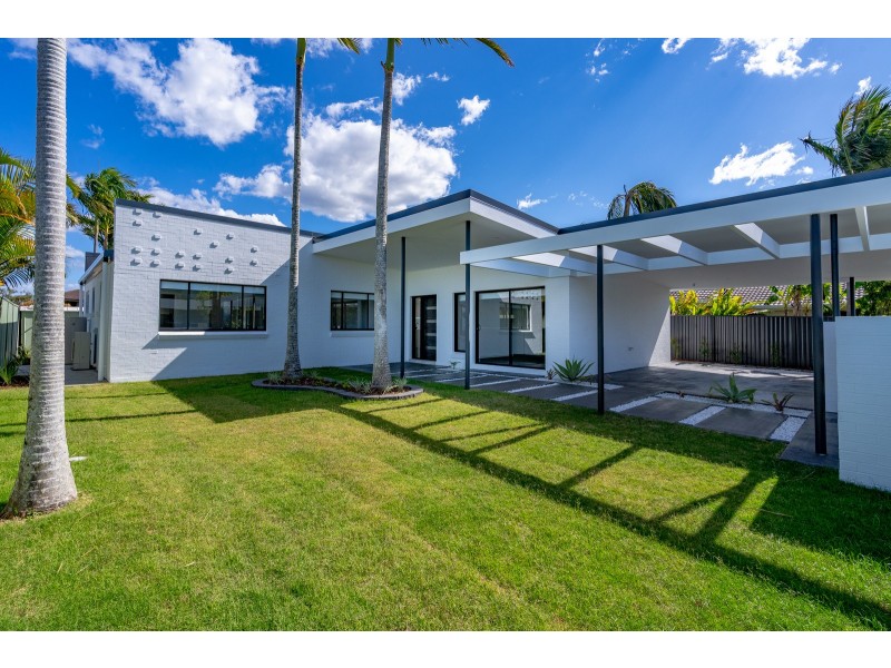 28 Namatjira Court, Broadbeach Waters QLD 4218