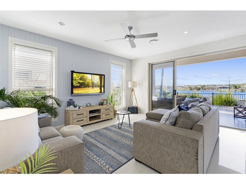 29 Lakefront Crescent, Varsity Lakes QLD 4227