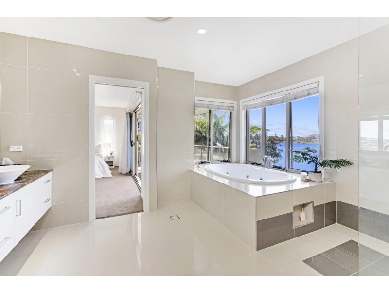 29 Lakefront Crescent, Varsity Lakes QLD 4227