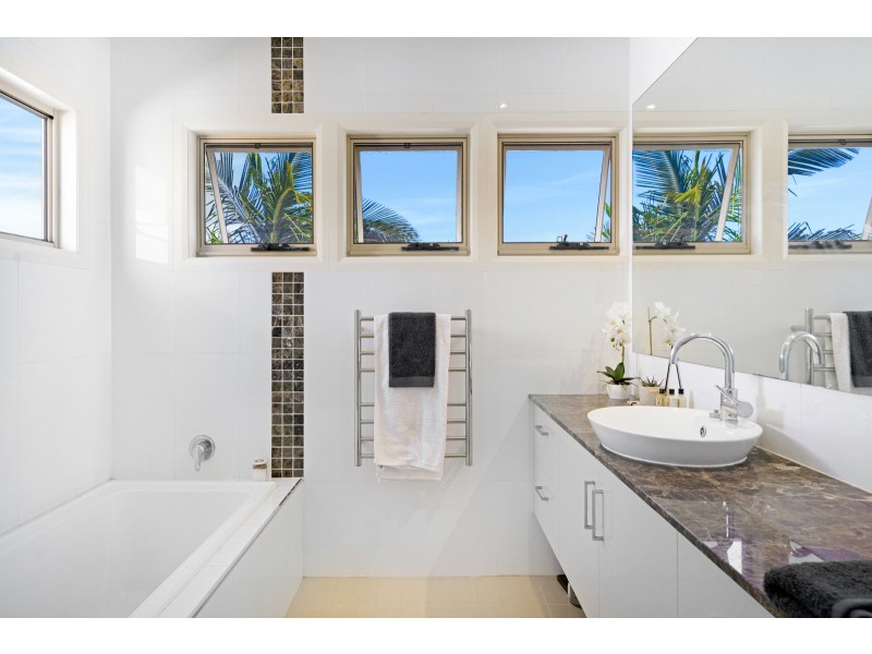 29 Lakefront Crescent, Varsity Lakes QLD 4227